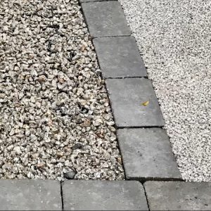 The edging adds a tidy finish to the resin bound pathway.